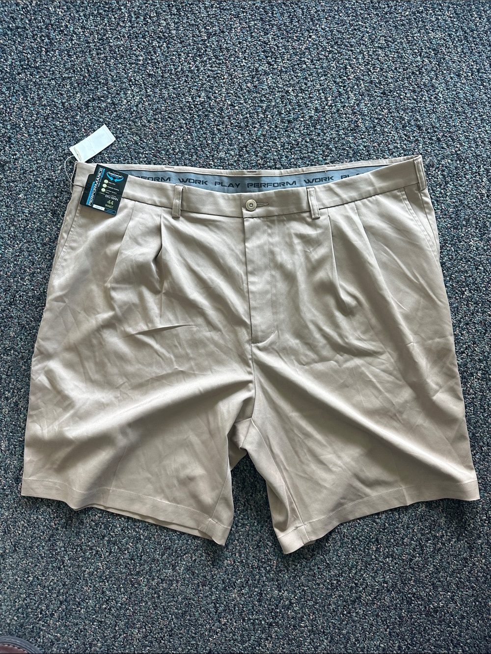 Roundtree & Yorke Men's Khaki Flat-Front Performance Shorts